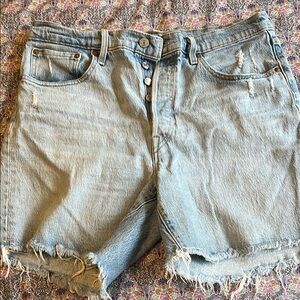 Levi’s mid thigh 501 shorts size 32